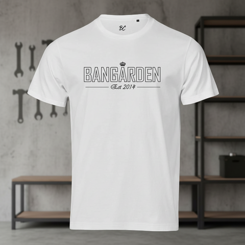 Bangården Est. 2014 Tee – Vit