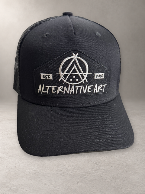 Svart Alternative Art Shield Patch Trucker High framifrån
