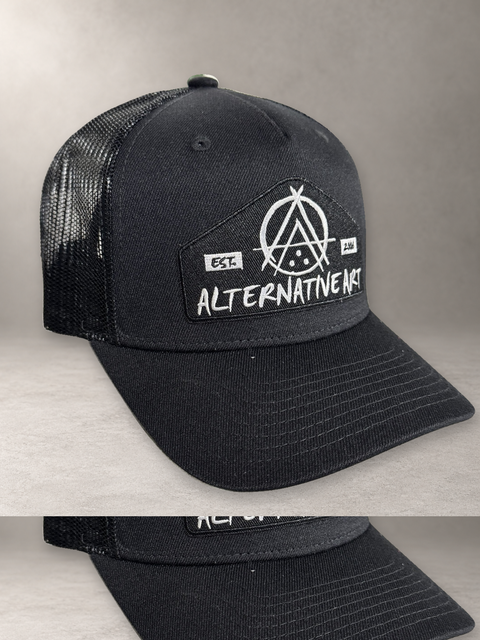 Svart Alternative Art Shield Patch Trucker High snett från sidan