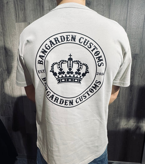 Bangården Customs Limited Heavy Tee i Cement – rygg med stort runt tryck