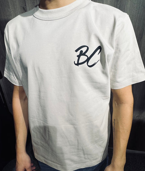 Bangården Customs Limited Heavy Tee i Cement – framsida med BC-tryck
