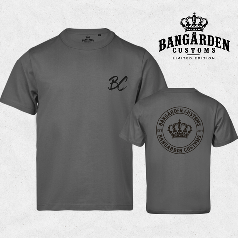 Bangården Customs Limited Heavy Tee i Powder Grey med svart tryck – fram- och baksida