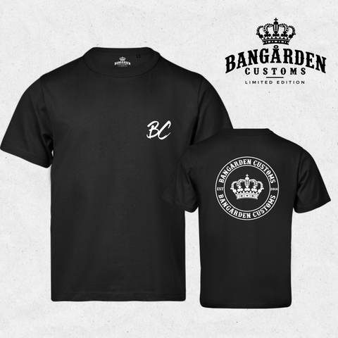 Bangården Customs Limited Heavy Tee i svart med vitt tryck – fram- och baksida