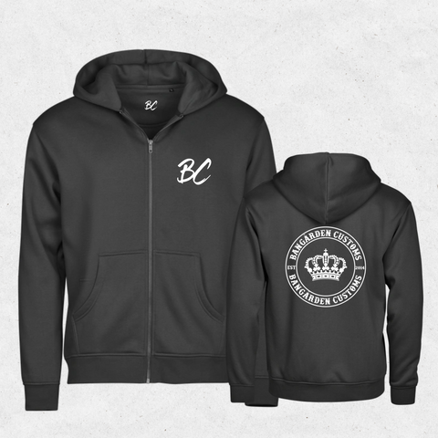 Bangården ZIP Hood – svart, fram- och baksida. Originalbild.