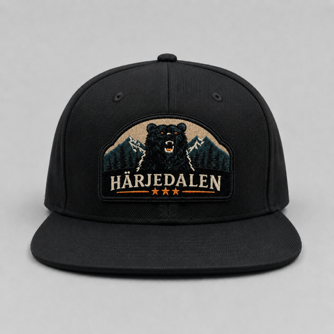 Härjedalen Bear Snapback – Svart – grå studio framifrån