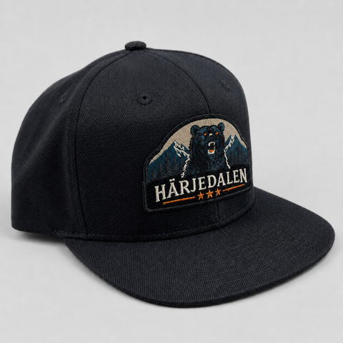 Härjedalen Bear Snapback – Svart – grå studio vinkel
