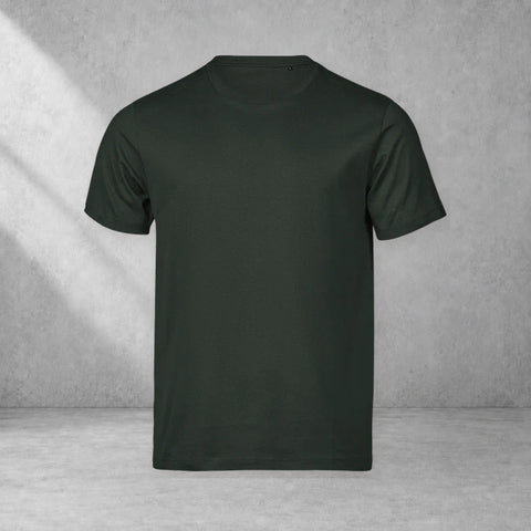 Blank Premium Tee – Dark Green – grå studiobild