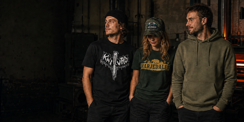 Merchdude – Knivad, Härjedalen, camokeps och blank hoodie