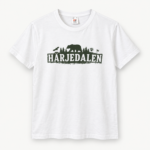 Härjedalen Panorama Tee vit med skogsgrönt tryck