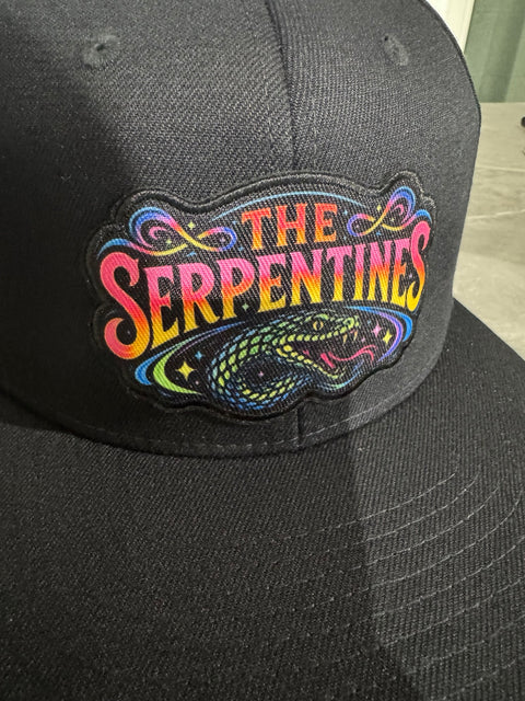 Närbild av Neon Snake-patchen på svart The Serpentines snapback