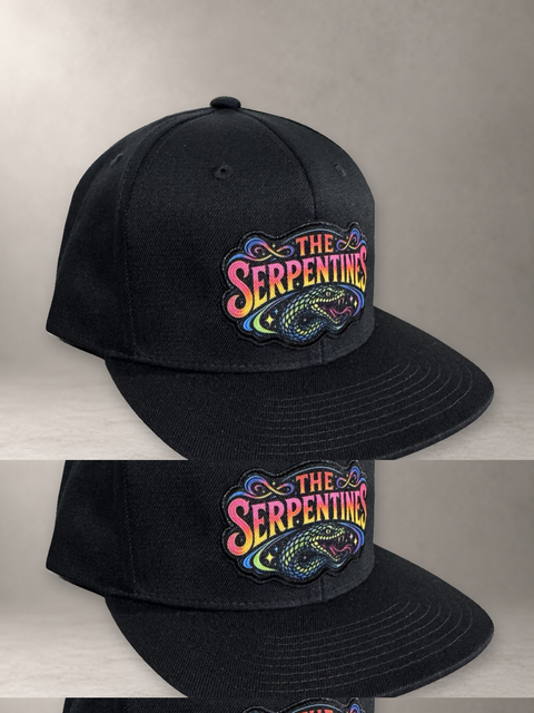 The Serpentines Neon Snake Snapback i svart på grå stenyta