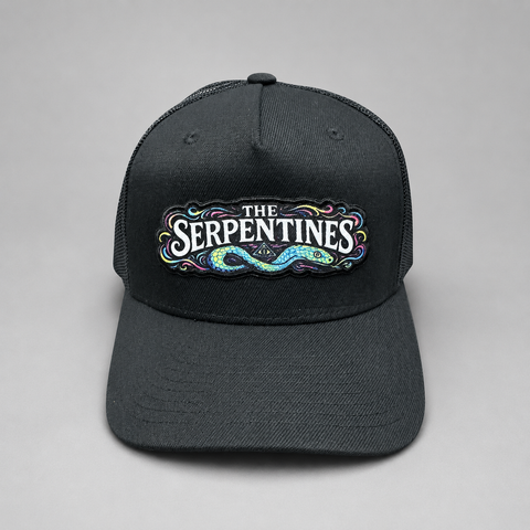 The Serpentines P&P High Trucker – Svart – grå studio framifrån