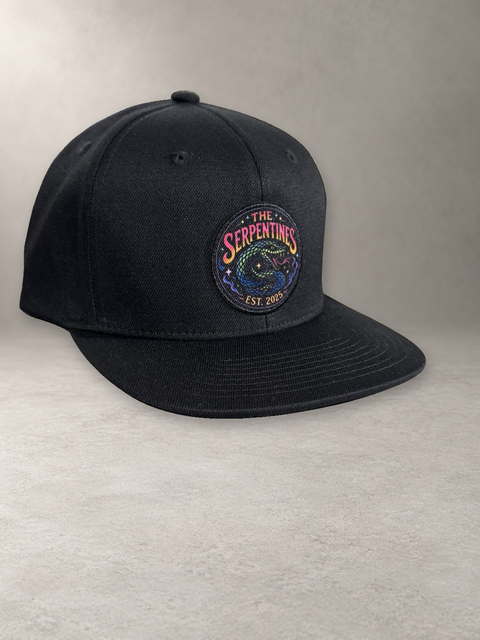 The Serpentines Round Snake Snapback i svart med rund färgstark patch