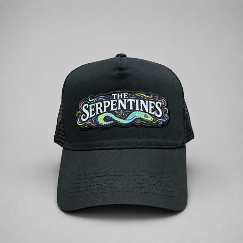 The Serpentines Trucker Standard – Svart – grå studio framifrån