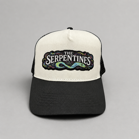 The Serpentines Trucker Standard – Svart/Vit – grå studio framifrån
