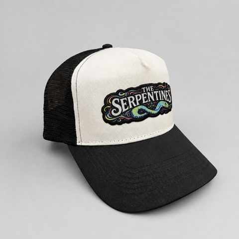 The Serpentines Trucker Standard – Svart/Vit – grå studio vinkel